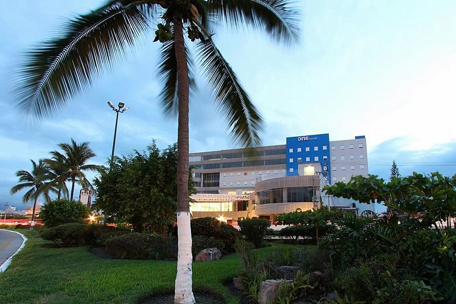 One Puerto Vallarta Aeropuerto Exterior photo