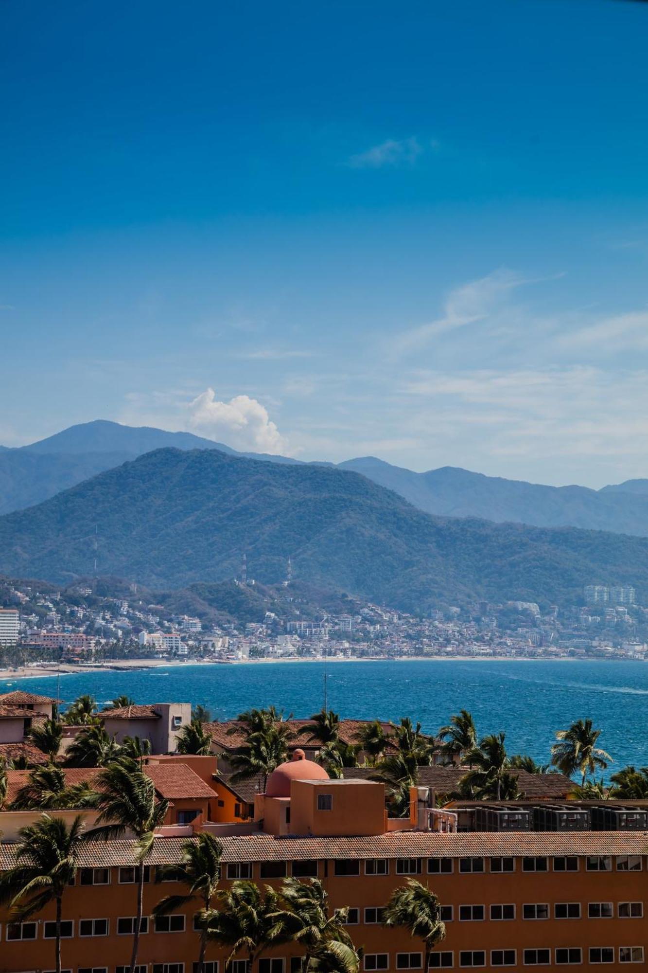 One Puerto Vallarta Aeropuerto Exterior photo